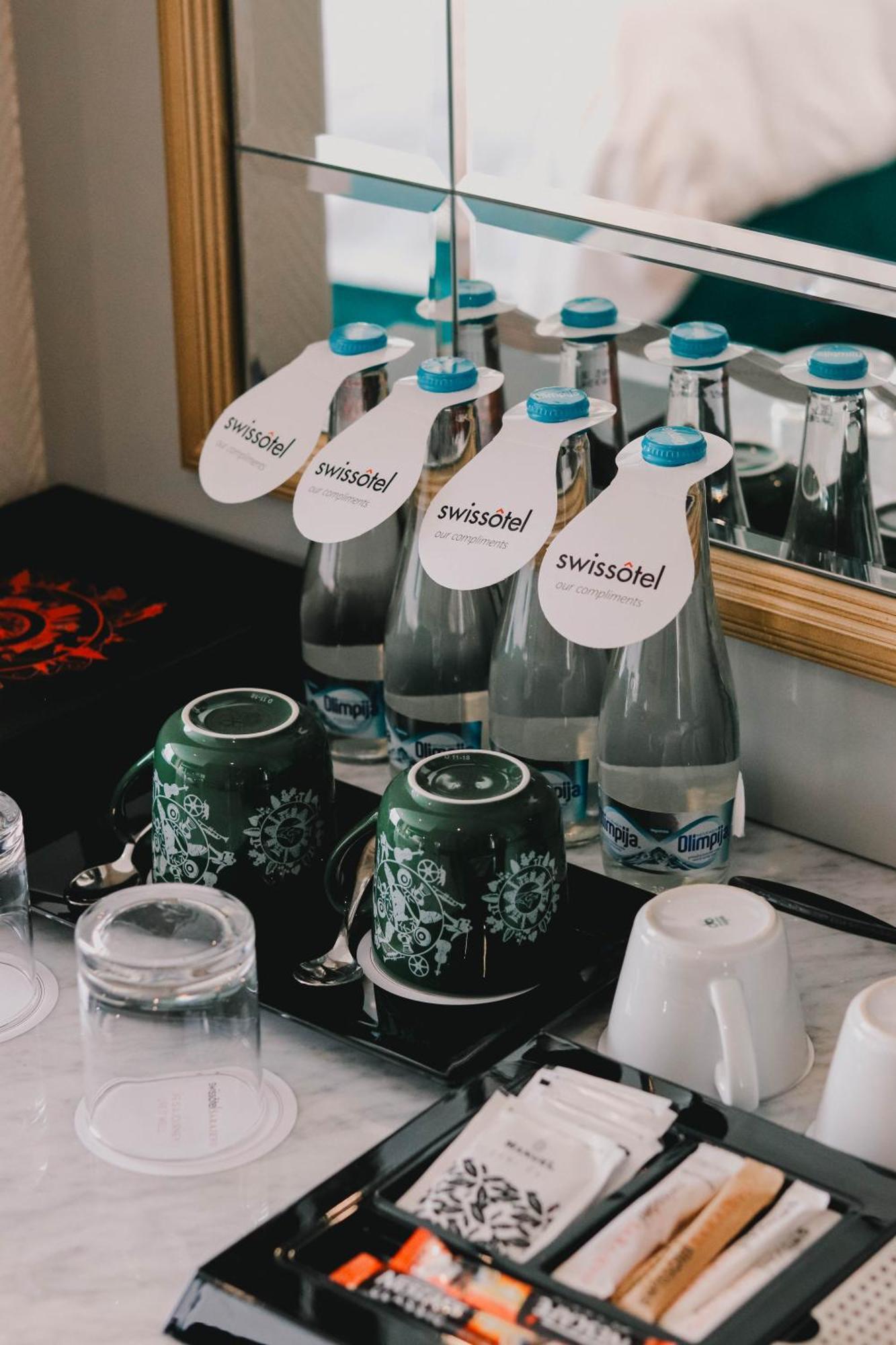 Swissotel SJJ Esterno foto Bottles of Swissotel water