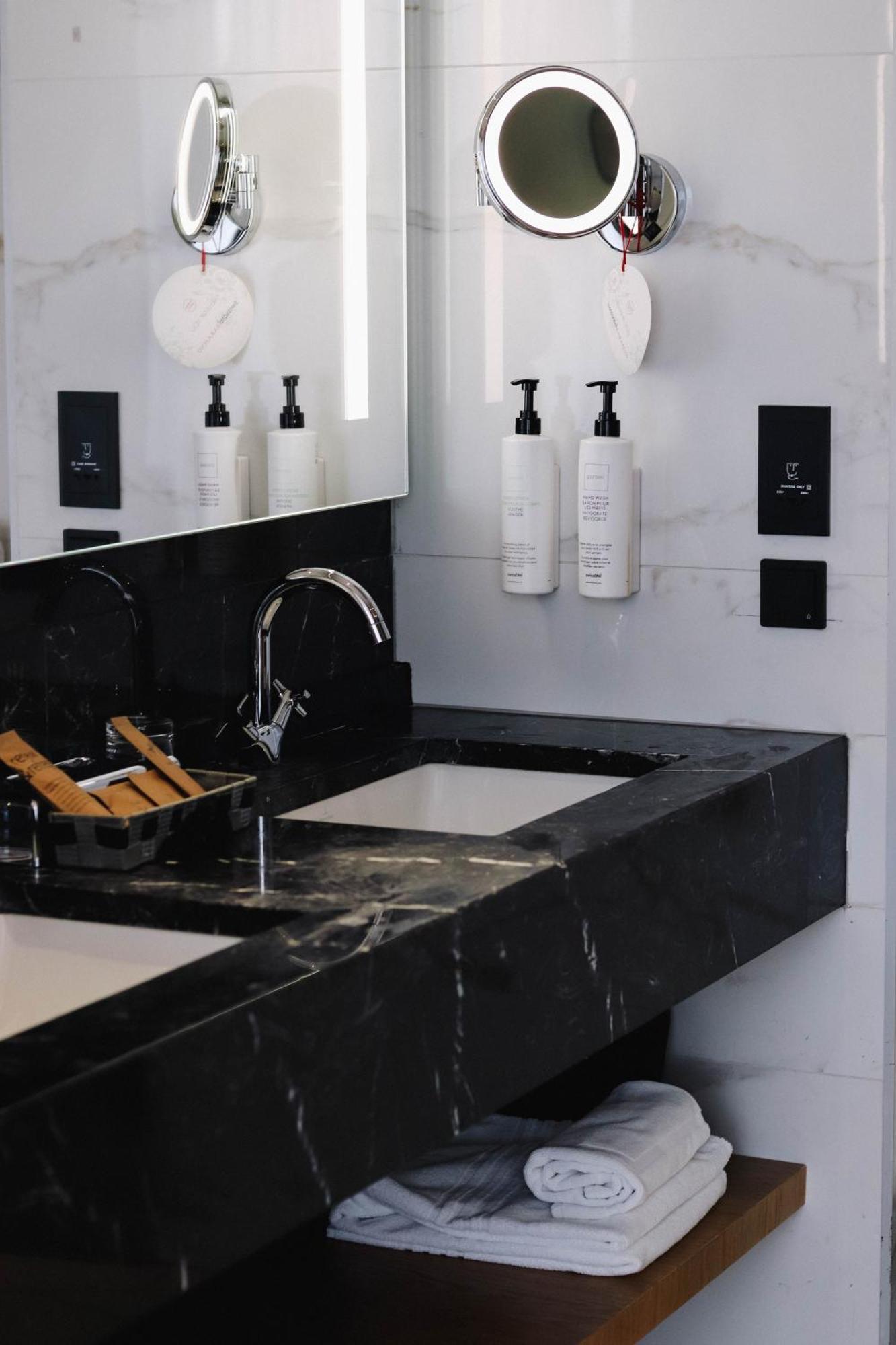 Swissotel SJJ Esterno foto A bathroom with a built-in sink