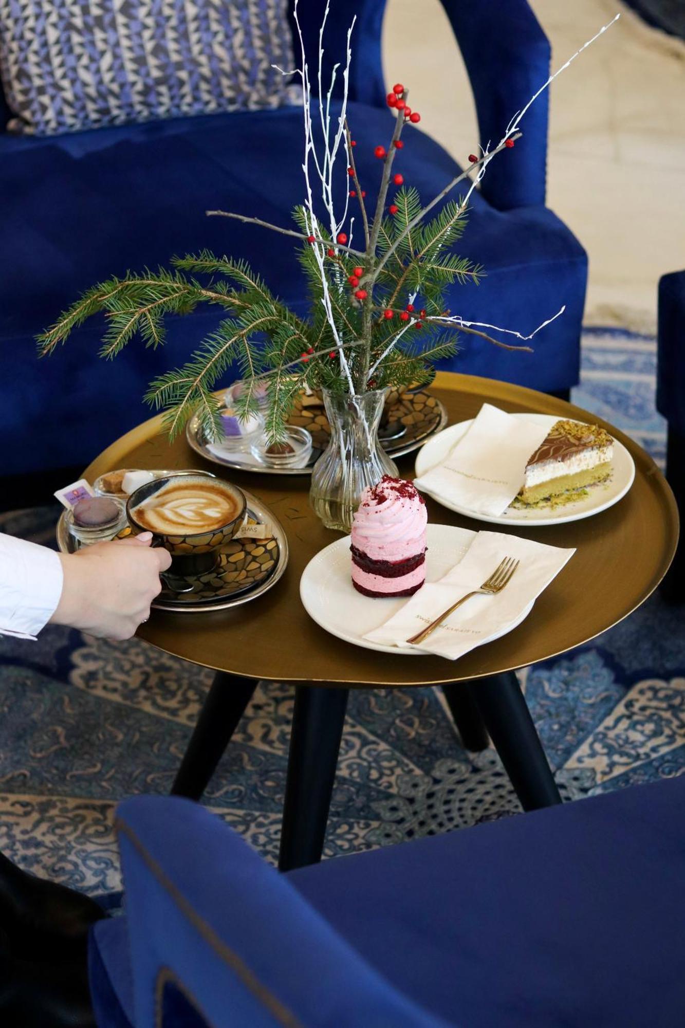 Swissotel SJJ Esterno foto A selection of cakes and coffee