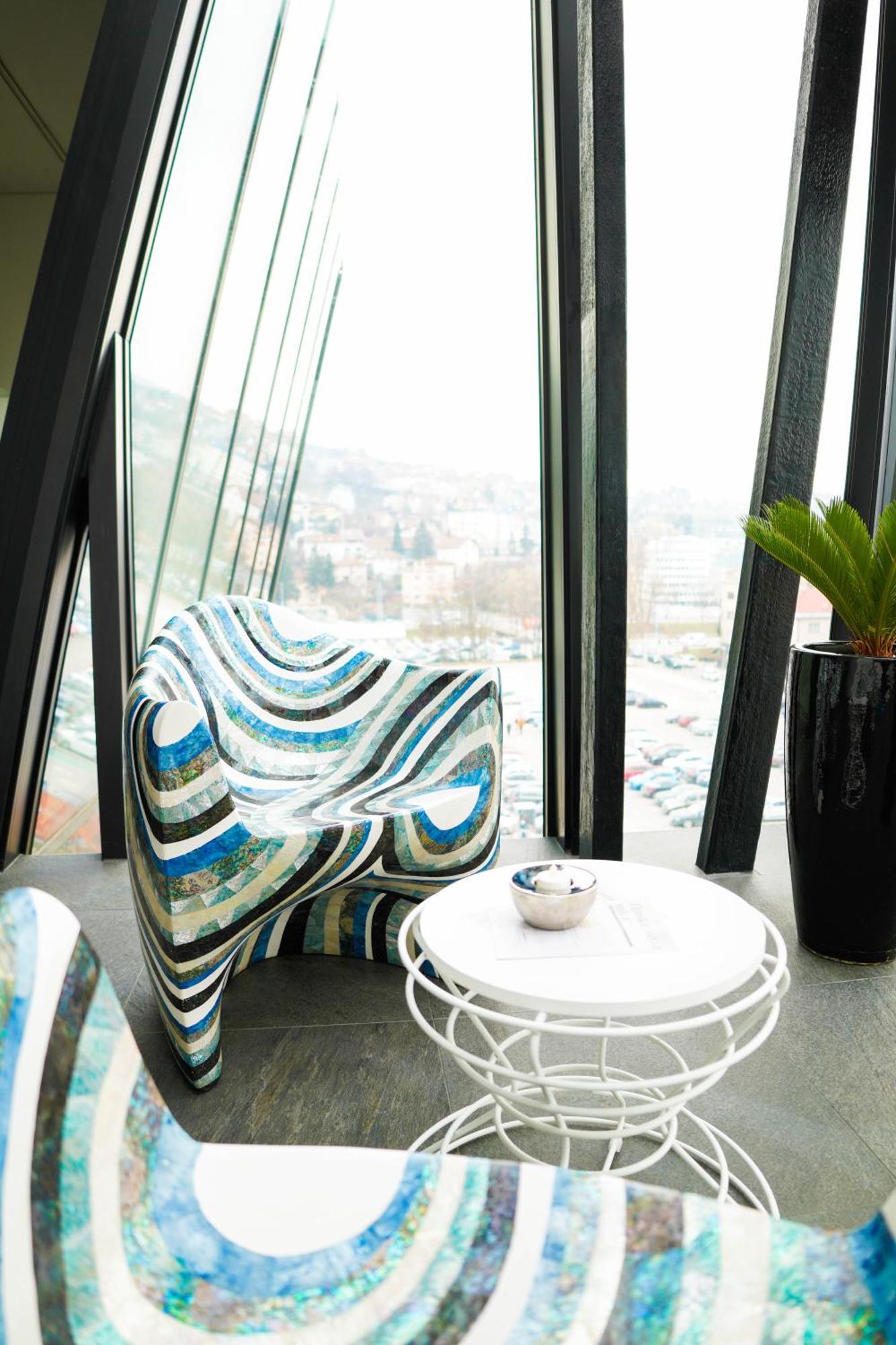 Swissotel SJJ Esterno foto Chair by Karman