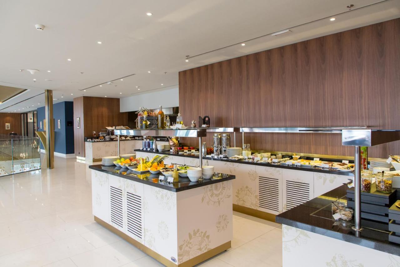 Swissotel SJJ Esterno foto The buffet at the lounge